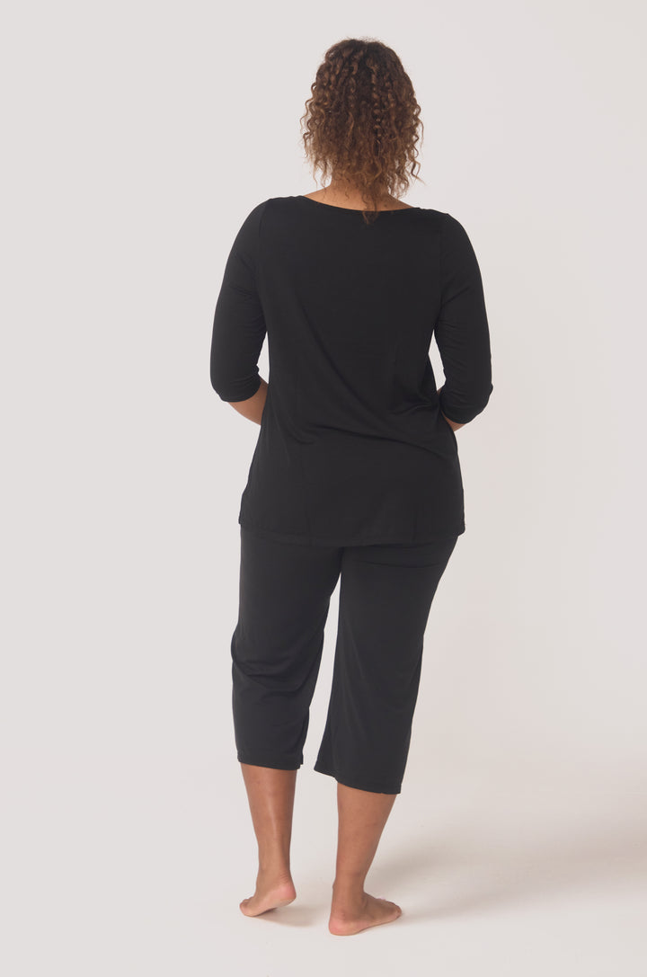Hues Of The Sea BioLuxe™ capri flowy 3/4 pant, Black, Navy, Ocean.